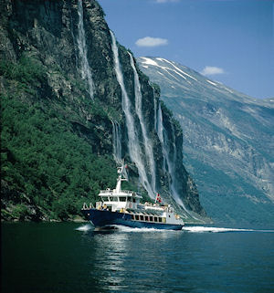 Fjordsightseeing by Boat in Geiranger